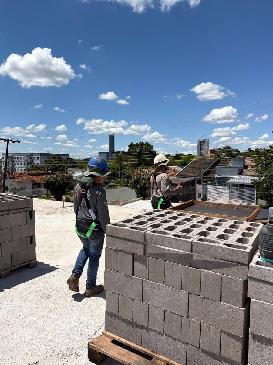 Equipe trabalhando com blocos