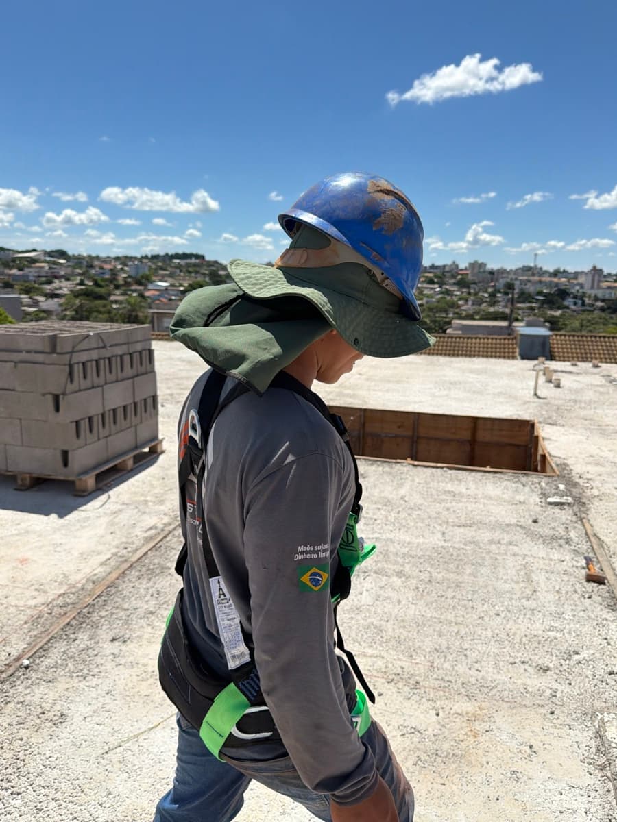 Pedreiro com vista da cidade ao fundo