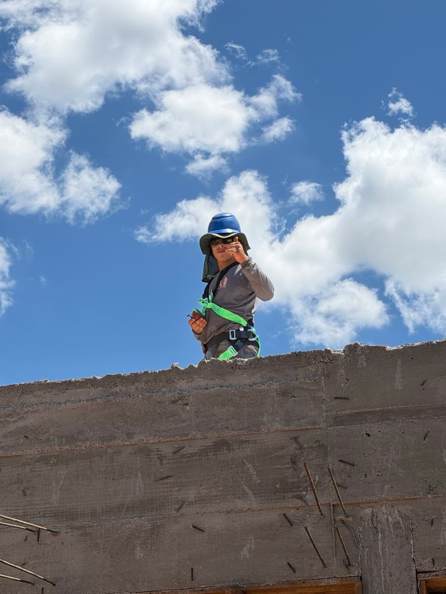 Trabalhador na concretagem da laje
