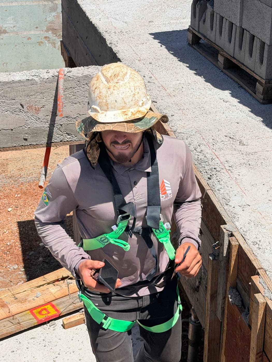 Trabalhador sorrindo com equipamento de seguranca